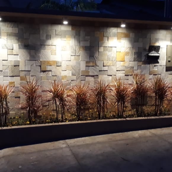 Iluminação externa instalada em fachada